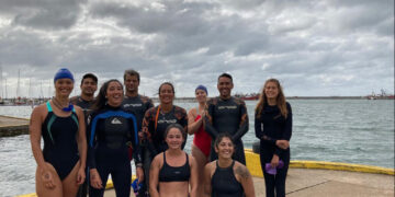 NADARON ENTRE DOS ESCOLLERAS