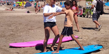 VERA JARISZ Y LA ESCUELA CAPITÁN DAVID BRINDARON UNA CLÍNICA DE SURF