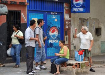 UNA FAMILIA NECESITA $60.874 PARA NO CAER EN LA POBREZA