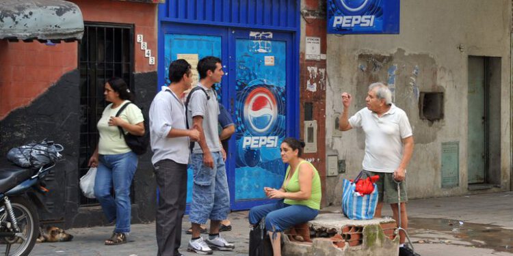 UNA FAMILIA NECESITA $60.874 PARA NO CAER EN LA POBREZA