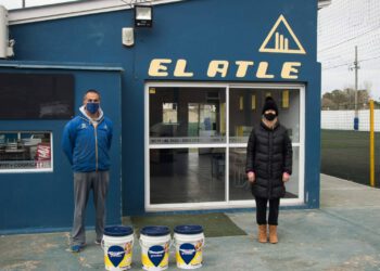 FUNDACIÓN HILFE ENTREGÓ LATAS DE PINTURA AL ATLÉTICO VILLA GESELL