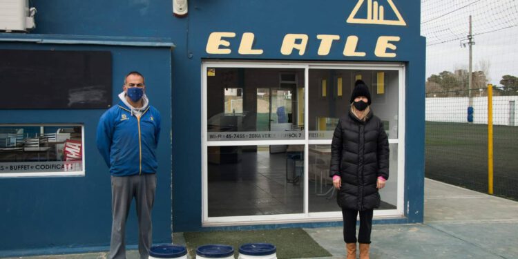 FUNDACIÓN HILFE ENTREGÓ LATAS DE PINTURA AL ATLÉTICO VILLA GESELL