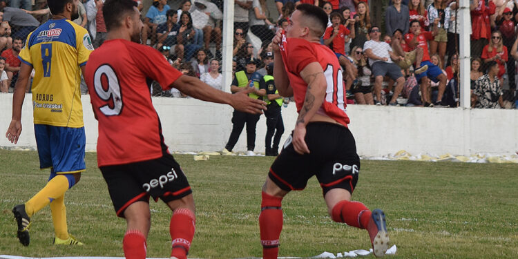 UN IMPARABLE “JONI” LÓPEZ LE DIO EL TÍTULO A JUVENTUD