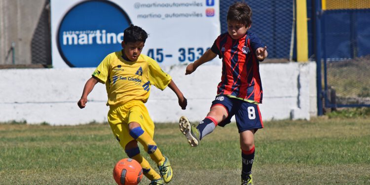 CANARITOS Y CUERVITOS TUVIERON SU CLÁSICO