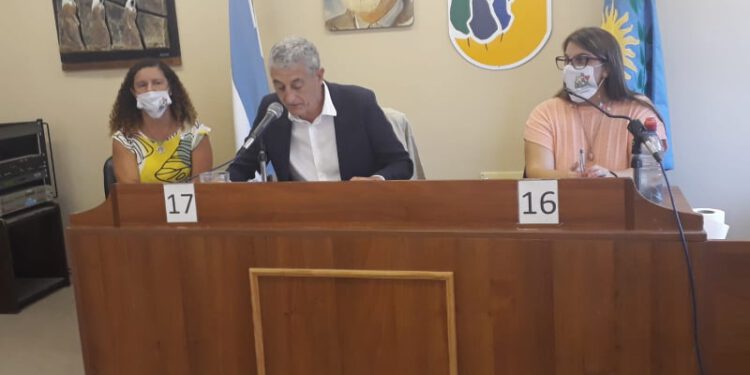 LOS PIES EN EL PRESENTE, LA MIRADA EN EL FUTURO