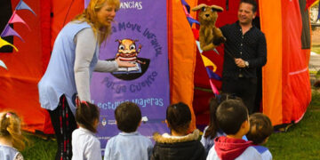 Una biblioteca itinerante que viaja en una carpa llega con historias para escuchar, imaginar y jugar