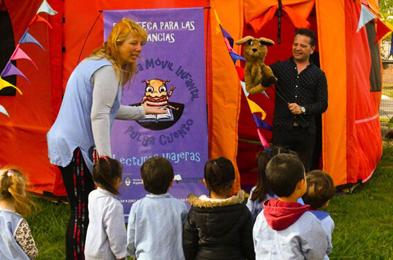 Una biblioteca itinerante que viaja en una carpa llega con historias para escuchar, imaginar y jugar