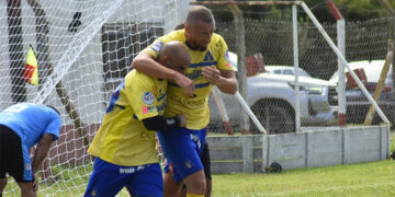 Estreno con goleada para el senior «Canario»