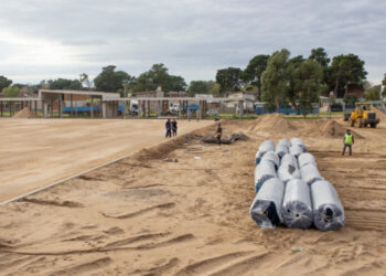 Llegó la alfombra y avanza la cancha sintética