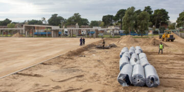 Llegó la alfombra y avanza la cancha sintética