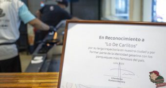 “LO DE CARLITOS” recibió un reconocimiento por su larga trayectoria