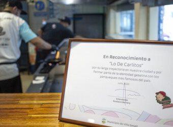“LO DE CARLITOS” recibió un reconocimiento por su larga trayectoria