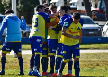 Atlético ganó y sigue arriba