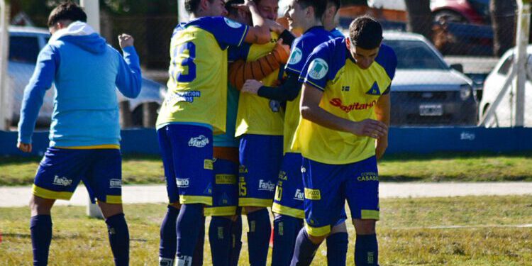 Atlético ganó y sigue arriba