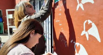 Se realizó una jornada de pintada de pañuelos en centros comunitarios de Villa Gesell