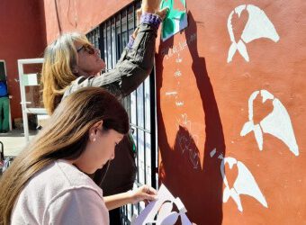 Se realizó una jornada de pintada de pañuelos en centros comunitarios de Villa Gesell