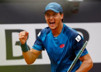 LULI DARDERI lleva su tenis A ROLAND GARROS