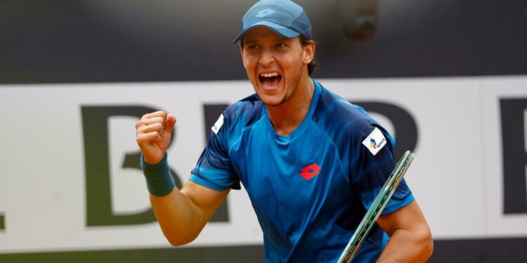 LULI DARDERI lleva su tenis A ROLAND GARROS