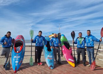 Geselinos disputan el mundial de kayak surf