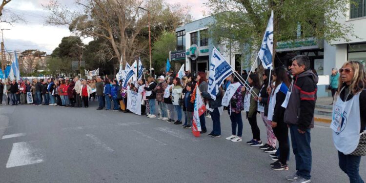 Villa Gesell marchó en defensa de la educación pública