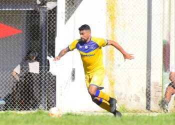 Ganó en Maipú y se afianza arriba