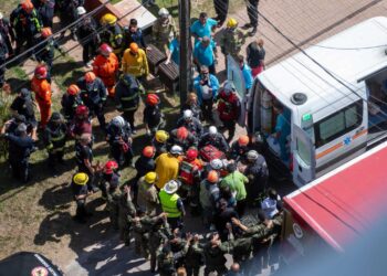 DERRUMBE: Rescatan a una mujer atrapada en los escombros