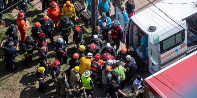 DERRUMBE: Rescatan a una mujer atrapada en los escombros