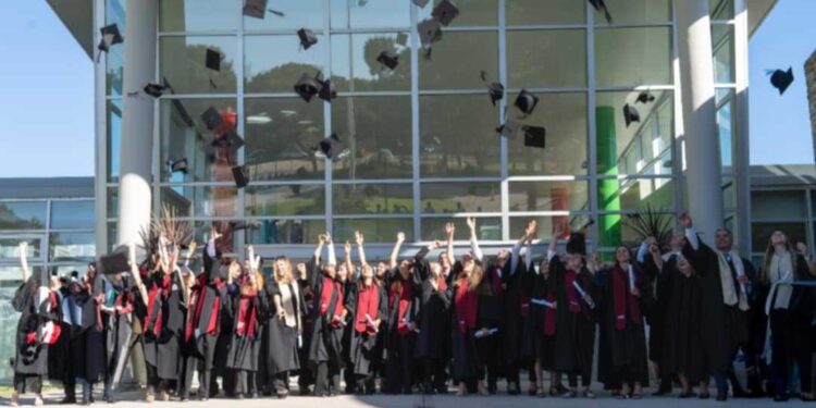 Ya son casi 600 los graduados en UADE Costa Argentina