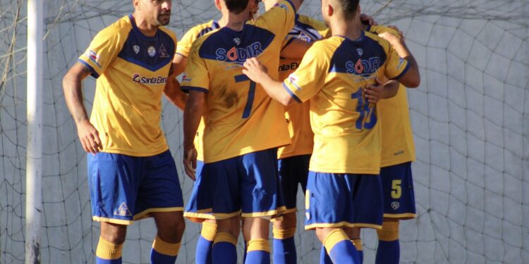 Atlético ganó y comparte cima con Sanvi