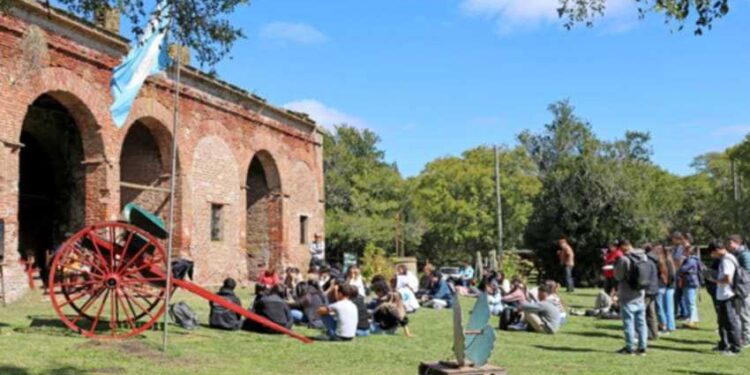 Estudiantes de UADE Costa Argentina avanzan en proyectos de restauración para La Invernada en Madariaga