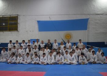 MULTITUDINARO EXAMEN DE TAEKWONDISTAS LOCALES