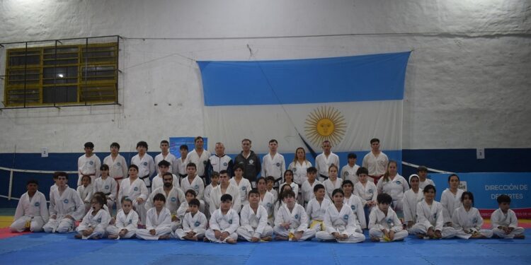 MULTITUDINARO EXAMEN DE TAEKWONDISTAS LOCALES