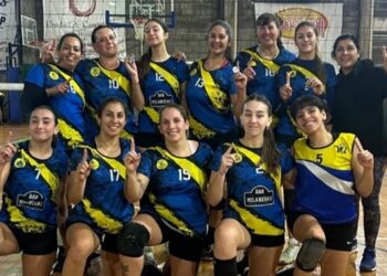 EL VOLEY CANARIO FESTEJÓ EN MAR DEL PLATA