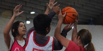 ENCUENTRO DE BÁSQUETBOL EN EL POLIDEPORTIVO MUNICIPAL