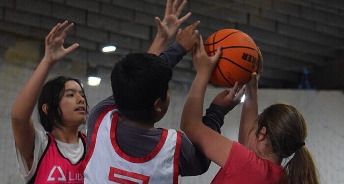 ENCUENTRO DE BÁSQUETBOL EN EL POLIDEPORTIVO MUNICIPAL