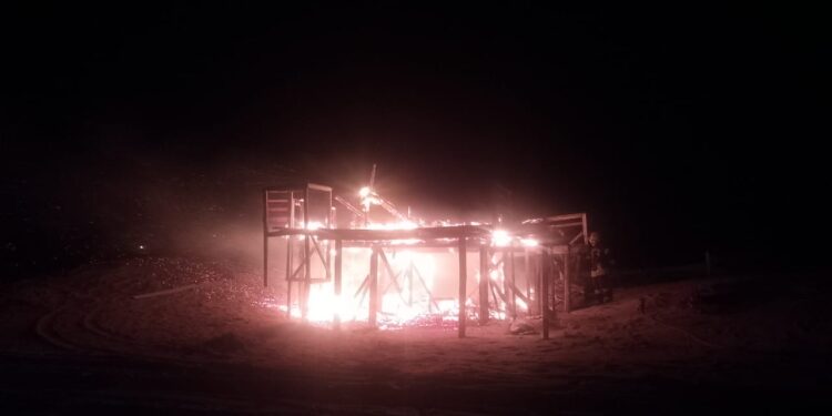 Doble alarma en Villa Gesell: dos casillas de guardavidas fueron incendiadas en menos de 24 horas