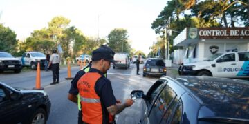 Entregan stickers identificatorios a vecinos de Barrio Norte