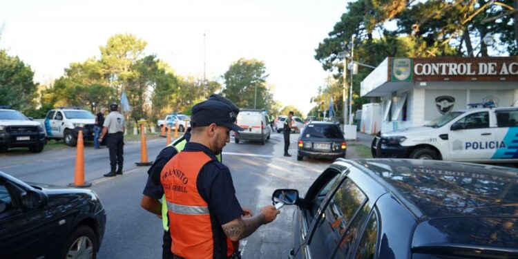 Entregan stickers identificatorios a vecinos de Barrio Norte