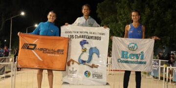 Podio de Viviana Ayala en las 5 millas nocturnas en Madariaga