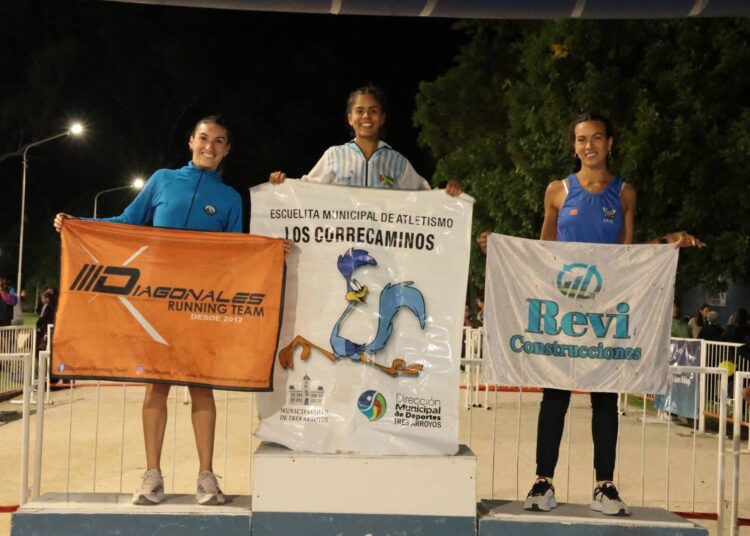 Podio de Viviana Ayala en las 5 millas nocturnas en Madariaga