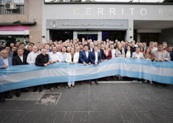 AXEL Y LOS INTENDENTES RECLAMAN LO SUYO