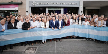 AXEL Y LOS INTENDENTES RECLAMAN LO SUYO