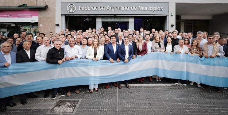 AXEL Y LOS INTENDENTES RECLAMAN LO SUYO