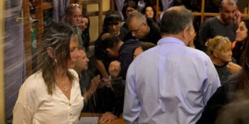 La sesión que seccionó a la política