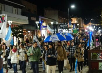 EN VILLA GESELL SE LLEVÓ ADELANTE LA MARCHA UNIVERSITARIA EN DEFENSA DE LA EDUCACIÓN PÚBLICA