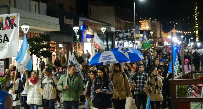 EN VILLA GESELL SE LLEVÓ ADELANTE LA MARCHA UNIVERSITARIA EN DEFENSA DE LA EDUCACIÓN PÚBLICA
