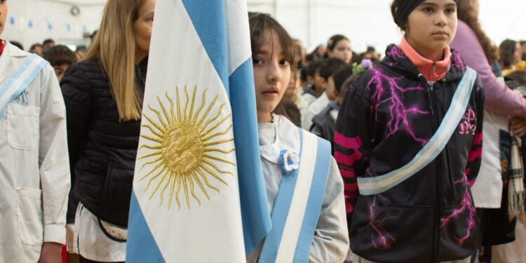 ESTUDIANTES DE 4° GRADO PROMETIERON LEALTAD A LA BANDERA NACIONAL